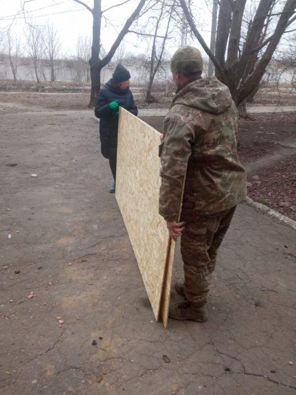 Сегодня, 10 марта, Обществом с ограниченной ответственностью «Текстильщик – 2015» жителям района, чье жилье пострадало в результате обстрела со стороны ВФУ в микрорайоне Текстильщик, был выдан материал для закрытия теплового контура