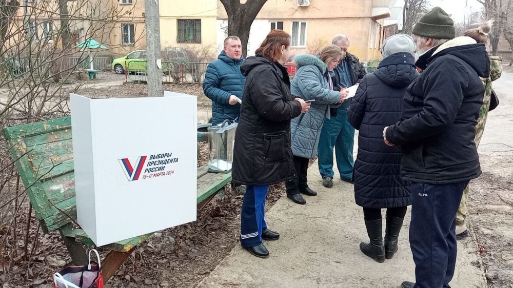 Василий Ткачук: Жители Калининского района г. Донецка в первый день досрочного голосования принимают активное участие в выборах Президента Российской Федерации!