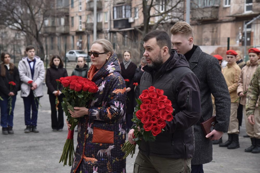 Денис Пушилин принял участие в открытии мемориальной доски в честь Героя России генерал-майора Владимира Фролова
