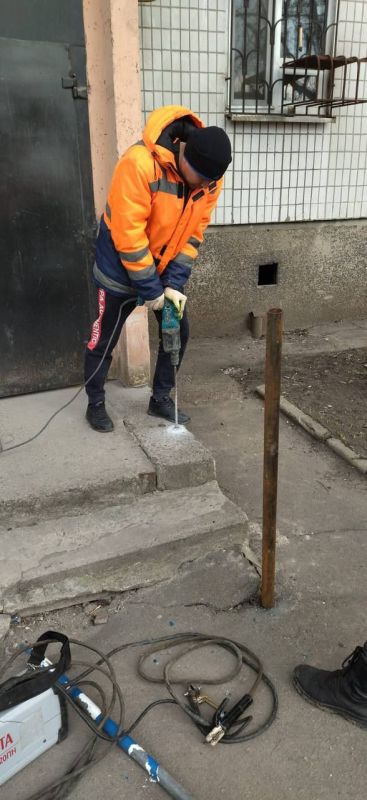 Василий Ткачук: Сегодня МУП АГД "Управляющая компания Калининского района г. Донецка" выполнены работы по установке поручня на крыльце первого подъезда жилого дома № 65а по проспекту Дзержинского