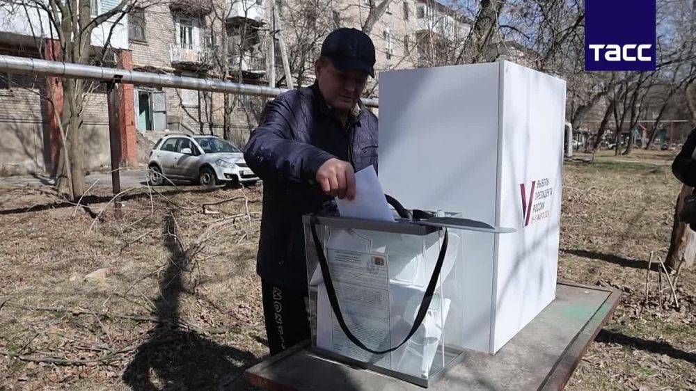 Продолжается досрочное голосование на выборах президента России в Донецке