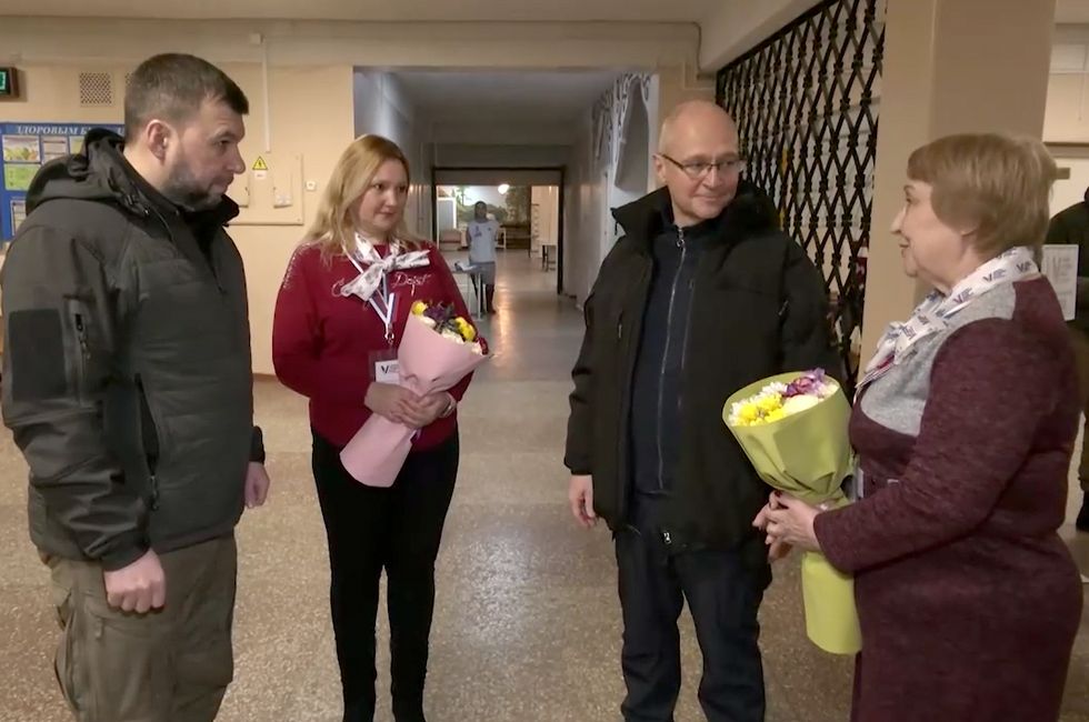 Кириенко и Пушилин проверили готовность одного из избирательных участков Донецка к выборам