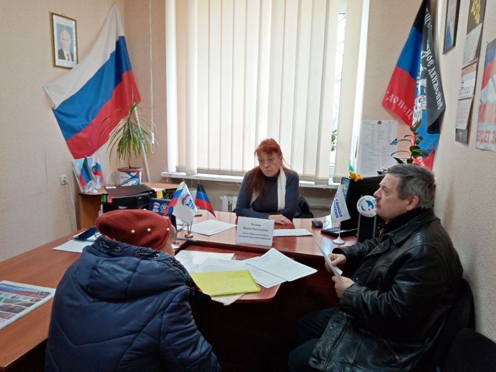 Василий Ткачук: Сегодня, 12 марта, в общественной приемной Всероссийской политической партии «Единая Россия» состоялся прием граждан с депутатом Народного Совета ДНР Ириной Поповой