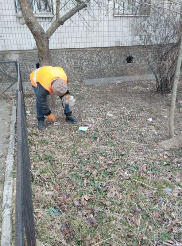 Василий Ткачук: Сегодня сотрудниками МУП АГД "Управляющая компания Калининского района г. Донецка" продолжаются работы по уборке придомовых территорий многоквартирного жилого фонда