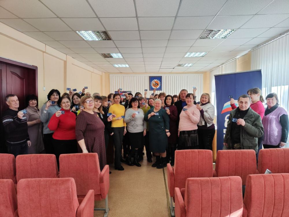 Единая Россия. Сегодня, 12 марта 2024 г. глава администрации Кировского района Юрий Будрин вручил членские билеты "Единой России" работникам образования района