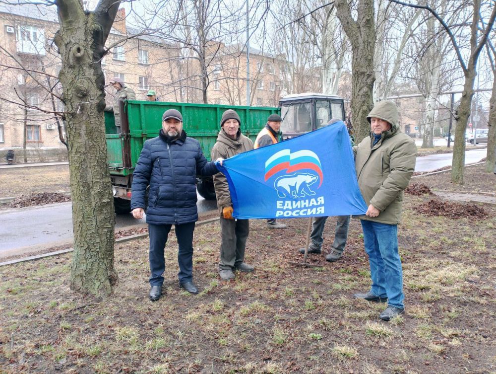 Юрий Будрин: В рамках проведения партийного проекта "Городская среда" МУП АГД "Кировский зеленстрой" проведены работы по уборке листвы и мусора на территории аллеи "Молодёжная" #ЕР80