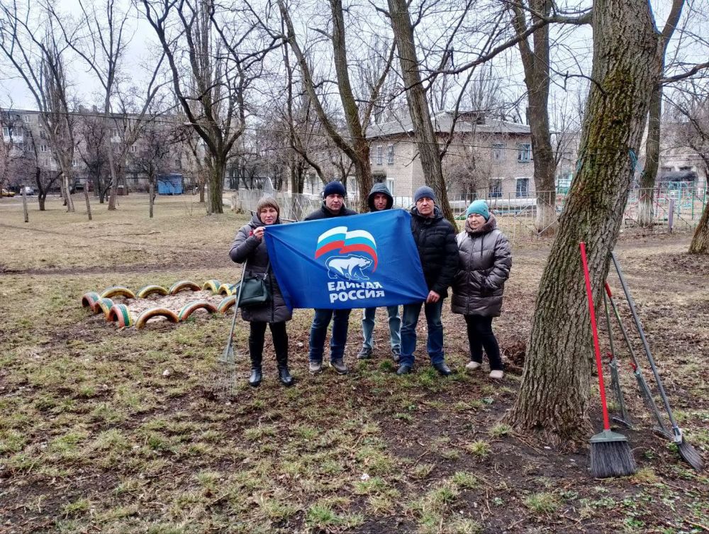 Юрий Будрин: В рамках проведения партийного проекта "Городская среда" сотрудниками жилищной организации ООО "Горняк-2015" выполнены работы по уборке придомовой территории жилого дома № 20 по пр-ту Семашко