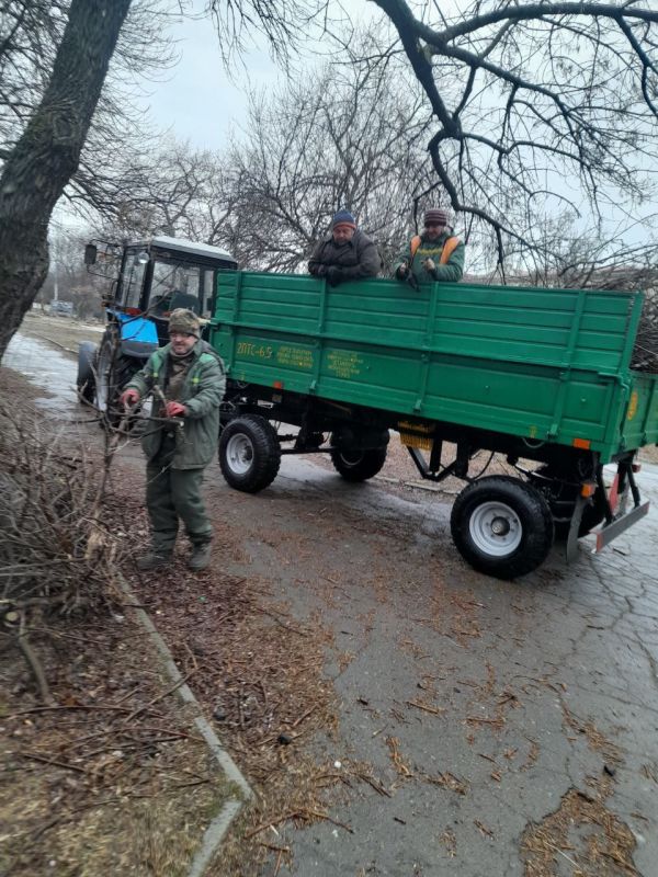 Василий Ткачук: Сегодня сотрудниками МУП АГД "ЗЕЛЕНСТРОЙ КАЛИНИНСКОГО РАЙОНА" выполнена уборка и вывоз ветвей с территории сквера "Калинина" по пр-ту Павших Коммунаров