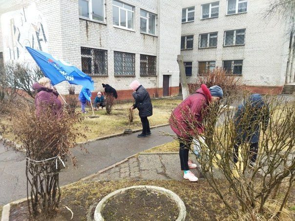 Юрий Будрин: Городская среда. В рамках проекта "Городская среда" Всероссийской политической партии "Единая Россия" в учебных учреждениях района проходят мероприятия по благоустройству пришкольных территорий