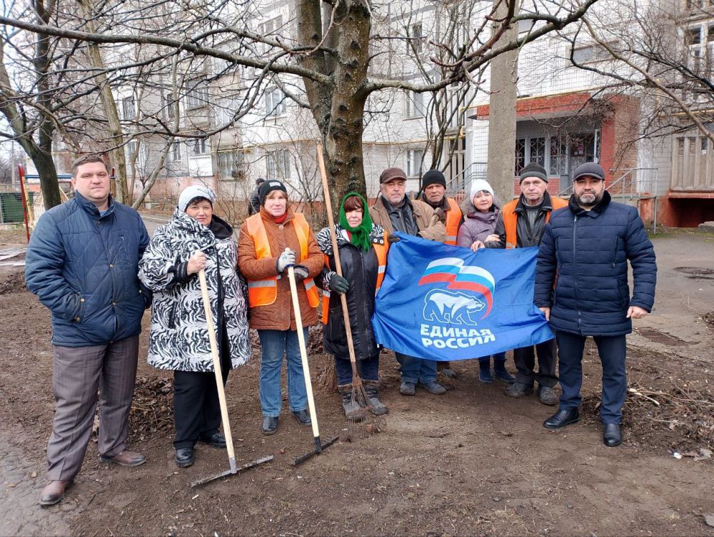 Юрий Будрин: В рамках проведения партийного проекта "Городская среда" сотрудниками жилищной организации ООО "Мастеркласс" выполнены работы по уборке листвы и мусора на придомовой территории жилого дома № 28 а по ул. Шутова