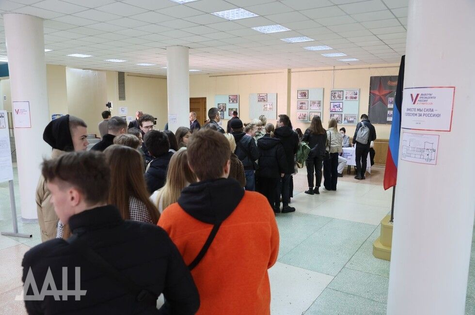 Наблюдатель на участке в Донецке рассказала о постоянных очередях избирателей