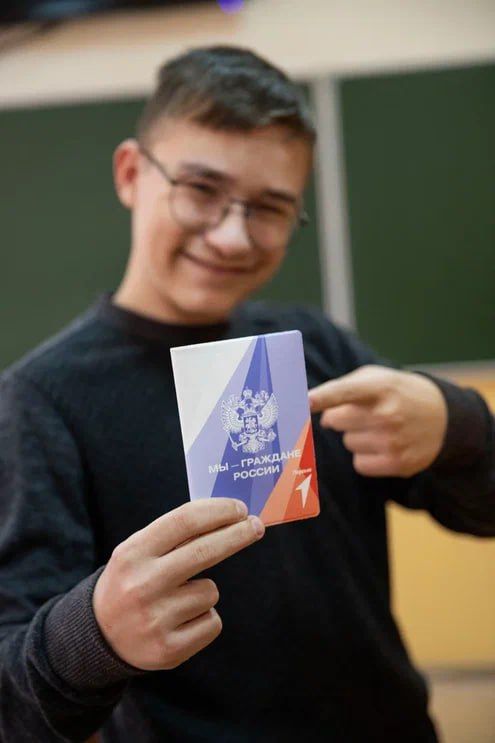 Василий Ткачук: Сегодня, совместно с депутатами Донецкого городского совета Альбиной Афенченко и Владимиром Мозговым, вручил ребятам один из самых важных документов – паспорт гражданина Российской Федерации