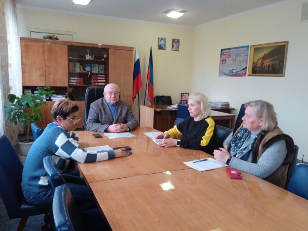 Наталья Бегуненко: Сегодня, 18 марта, первый заместитель главы администрации Петровского района г. Донецка Плахутин Юрий Иванович провёл рабочее совещание с инспекторами отдела по общим и организационным вопросам