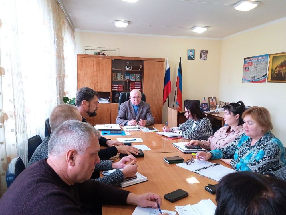 Наталья Бегуненко: Первый заместитель главы администрации Петровского района г. Донецка Плахутин Юрий Иванович, провёл комиссию по установлению причиненного ущерба жилым помещениям в результате боевых действий на территории Петровского района г. Донецка