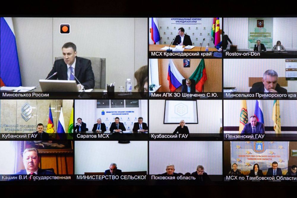 На заседании оперативного штаба Минсельхоза России под председательством министра сельского хозяйства Дмитрия Патрушева обсудили проведение весенних полевых работ и продовольственную безопасность
