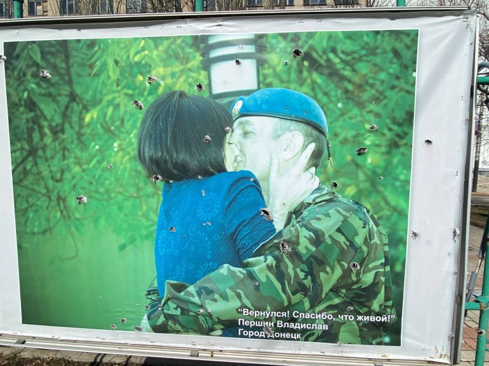 Дмитрий Стешин: Донецкие виды. Подошел рассмотреть постер, а он весь в осколочной осыпи, прилет сразу за ним. Центр, у памятника Шевченко, что символично