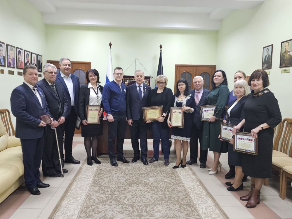 Дмитрий Гарцев: Вручил почетные грамоты и благодарности Главы Донецкой Народной Республики сотрудникам Донецкого государственного медицинского университета им. М. Горького Минздрава России