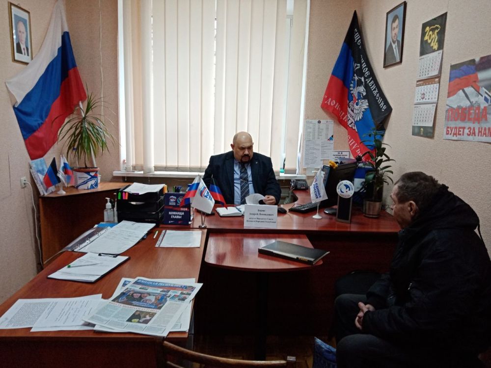 Василий Ткачук: Сегодня, 20 марта, в общественной приемной Всероссийской политической партии «Единая Россия» состоялся прием граждан депутатом Народного Совета ДНР Андреем Боряком