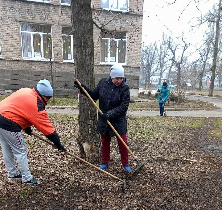 Иван Адамец: Сотрудники образовательных учреждений Куйбышевского района, в рамках единого санитарного дня «Чистый четверг, выполняли уборку прилегающих территорий