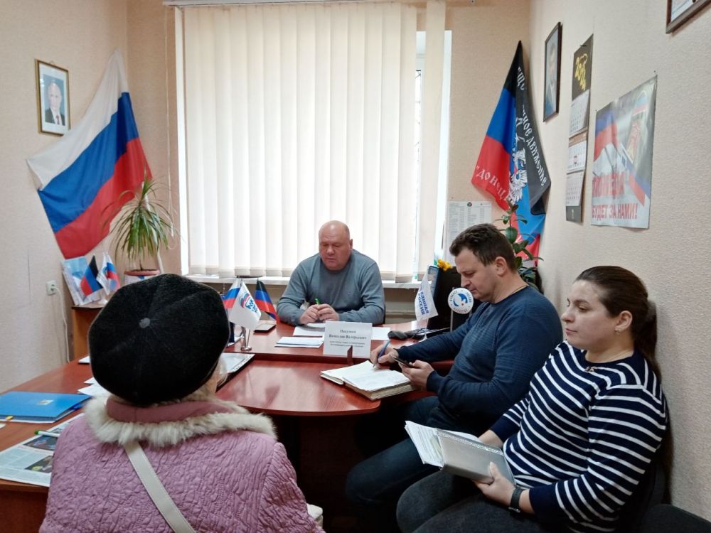 Василий Ткачук: Сегодня, 21 марта, состоялся приём граждан в общественной приемной Всероссийской политической партии «Единая Россия» Калининского района города Донецка заместителем главы администрации района Вячеславом Пахущим