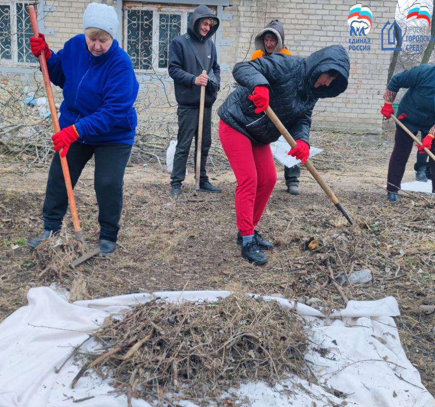 Иван Адамец: В рамках реализации партийного проекта «Городская среда», сотрудники территориального Центре социальных (бытовых) услуг Куйбышевского района совместно с работниками МУП АГД "УК Куйбышевского района" провели работы по благоустройству