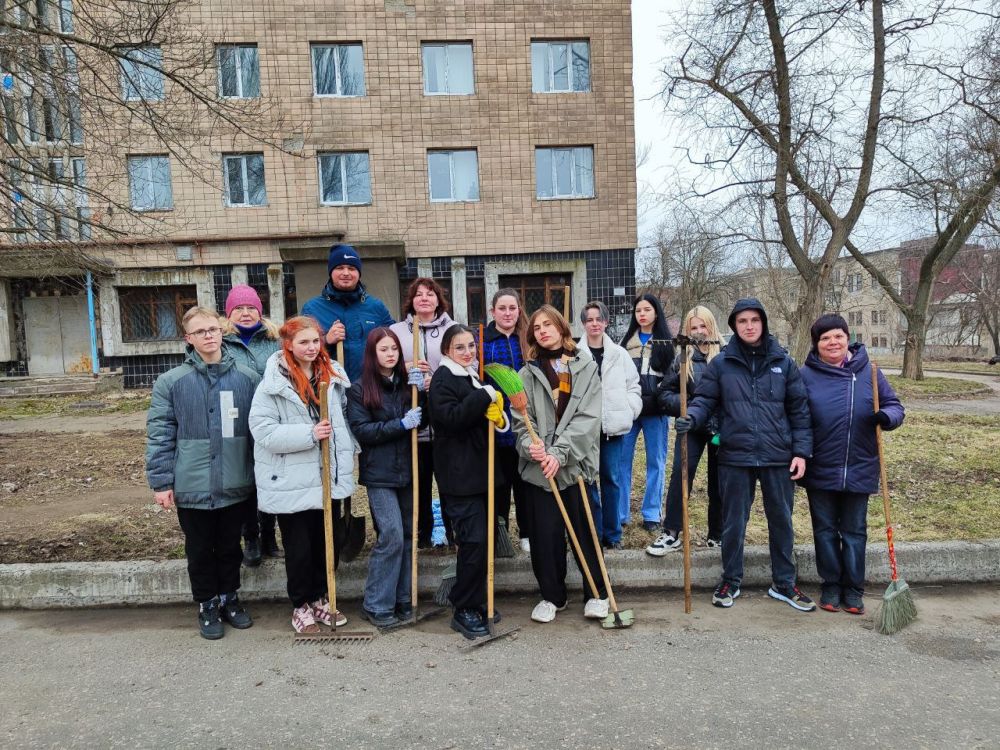 Василий Ткачук: Сегодня на территории Калининского района г. Донецка сотрудники учреждений, организаций, предприятий в рамках двухмесячника по благоустройству и наведению санитарного порядка организовали уборку своих и прилегающих территорий