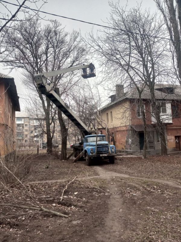 Василий Ткачук: Сегодня силами МУП АГД "Управляющая компания Калининского района г. Донецка" ведутся работы по санитарной...