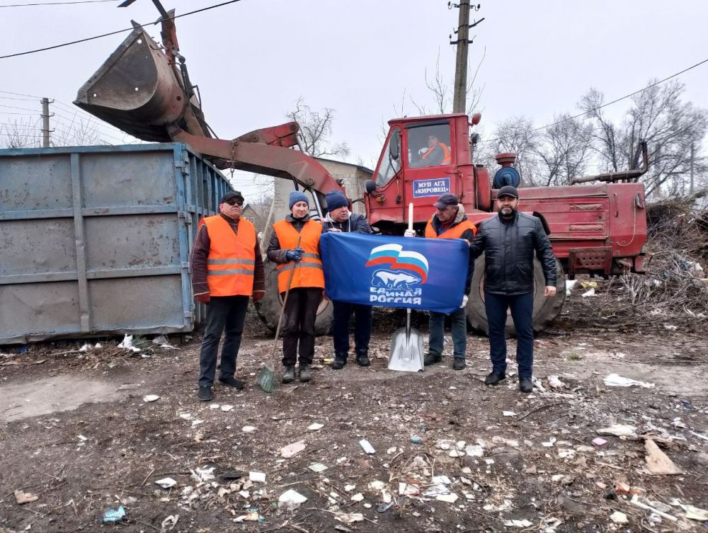 Юрий Будрин: В рамках проведения проекта партии Единая Россия "Городская среда" 21.03.2024 МУП АГД "Кировец" по переулку Журавского проводились работы по уборке и вывозу стихийного навала мусора