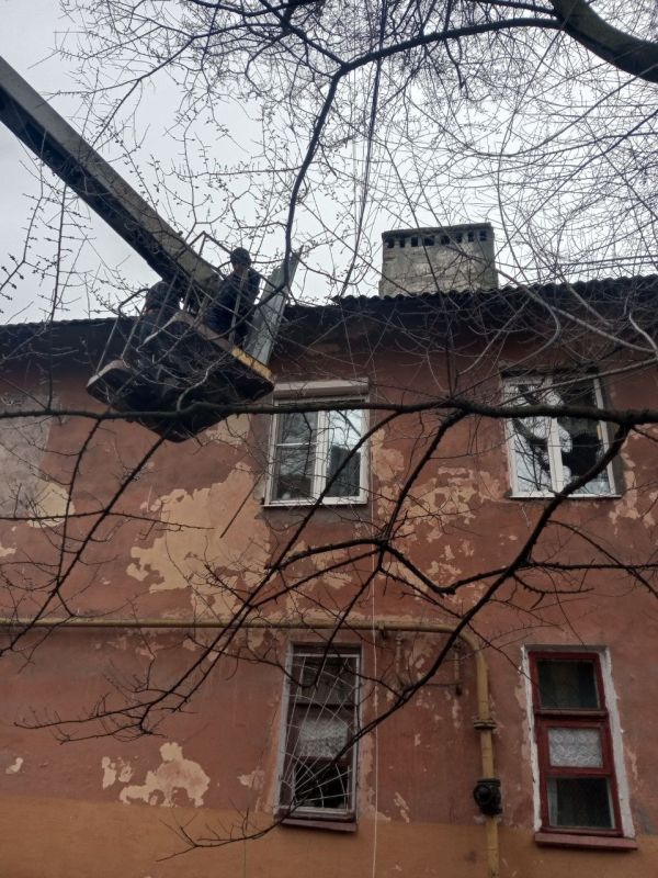 Василий Ткачук: Сегодня силами МУП АГД "Управляющая компания Калининского района г. Донецка" выполнены работы по текущему ремонту шиферной кровли жилого дома № 49 по бульвару Шахтостроителей