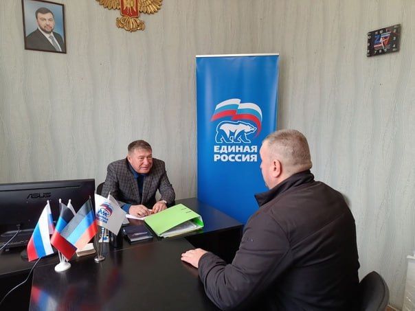 Единая Россия. Сегодня, 22 марта 2024 года глава администрации Кировского района Юрий Будрин провел прием граждан в общественной приемной Всероссийской политической партии "Единая Россия"