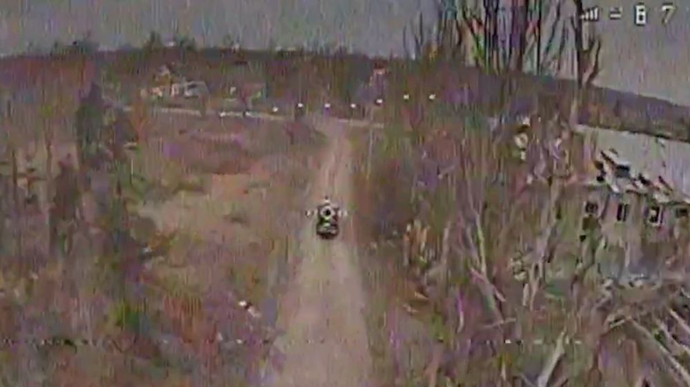 Операторы FPV-дронов уничтожили автомобиль ВСУ на Донецком направлении