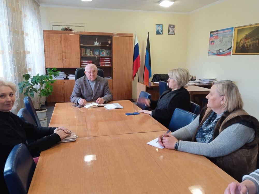 Наталья Бегуненко: 22 марта, первый заместитель главы администрации Петровского района г. Донецка Плахутин Юрий Иванович провёл рабочее совещание с инспекторами отдела по общим и организационным вопросам