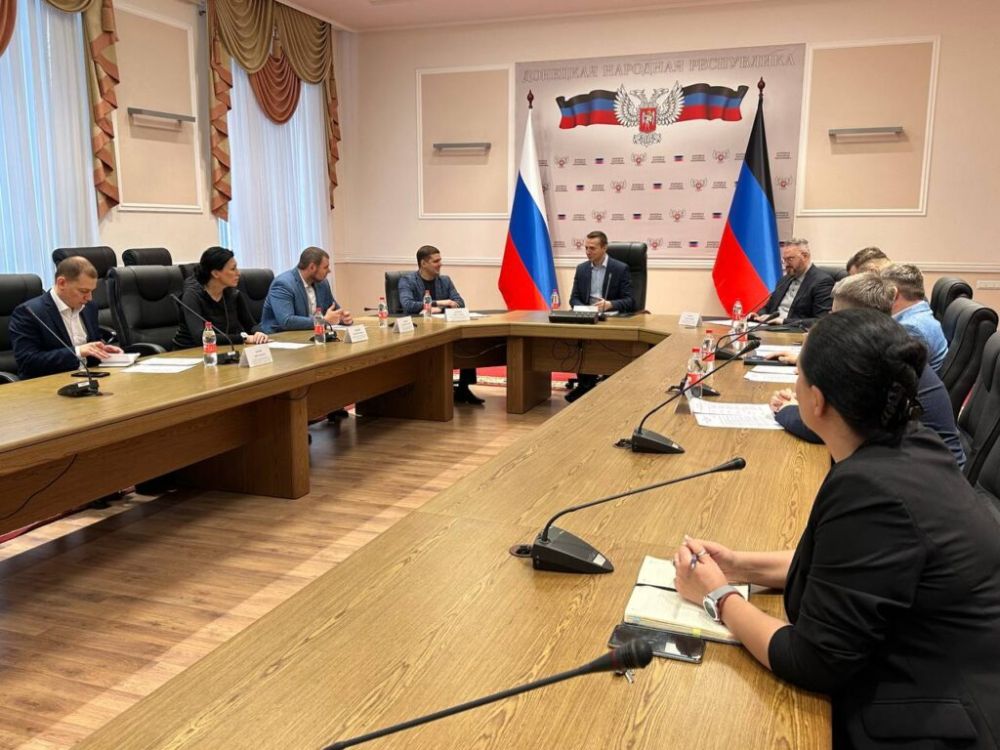 Владимир Ежиков провел встречу с делегацией Ханты-Мансийского автономного округа – Югры