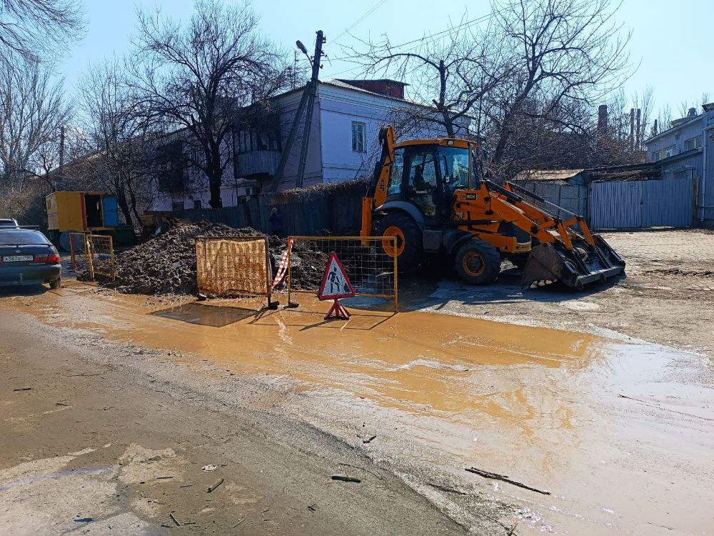Василий Ткачук: Сегодня силами водопроводно-канализационной службы № 6 (Калининский район) Филиала "Донецкое ПУВКХ" ГУП ДНР "Вода Донбасса" выполнены работы по ликвидации утечки на водопроводе д=200 мм по адресу: ул. Разенкова, 23