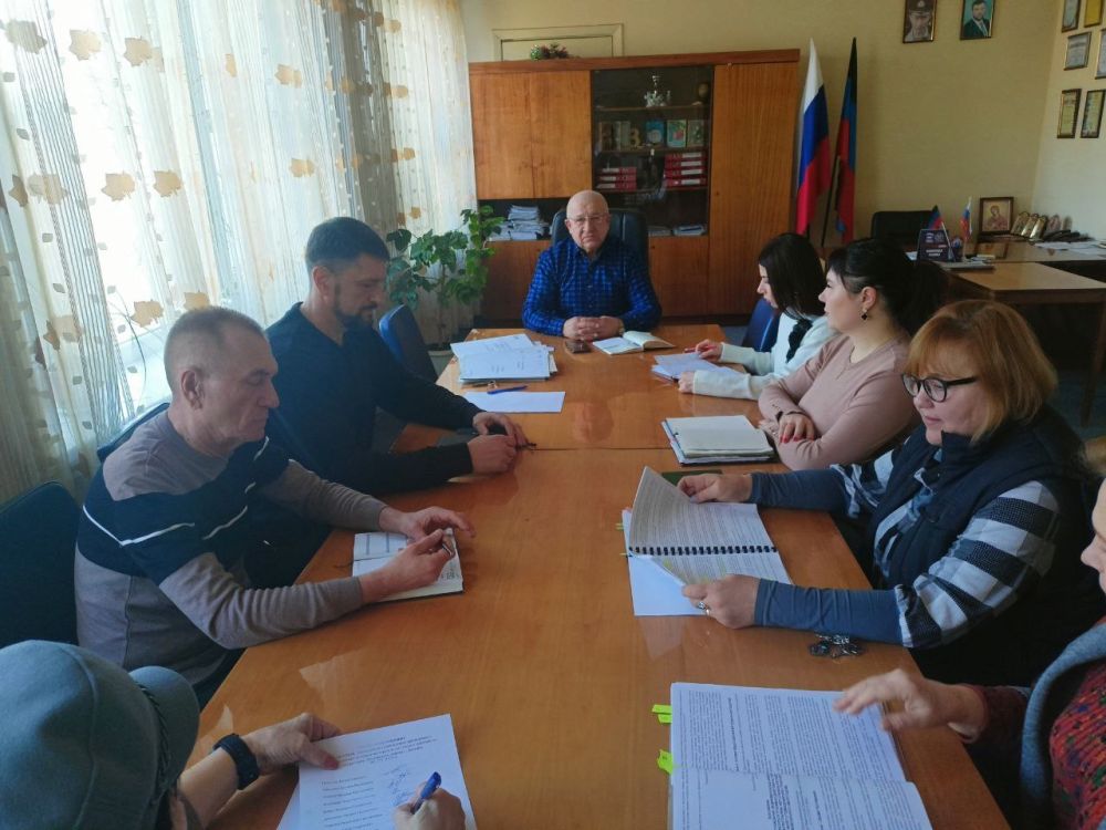 Наталья Бегуненко: Первый заместитель главы администрации Петровского района г. Донецка Плахутин Юрий Иванович, провёл комиссию по установлению причиненного ущерба жилым помещениям в результате боевых действий на территории Петровского района г. Донецка