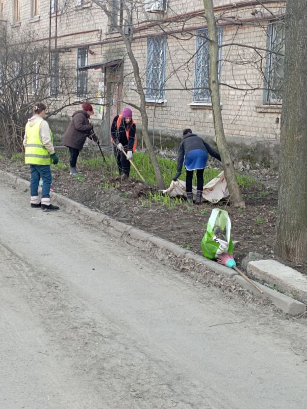 Василий Ткачук: Сегодня в рамках санитарного дня "Чистый четверг" сотрудники МУП АГД "Управляющая компания Калининского района г.Донецка" провели уборку придомовых территорий многоквартирного жилого фонда