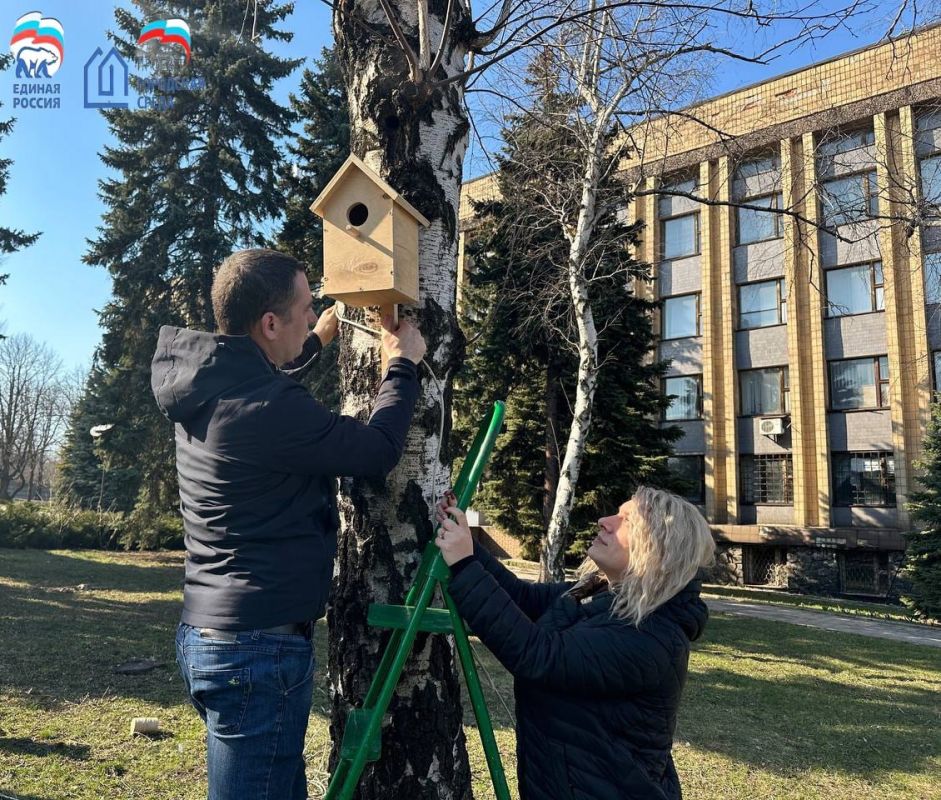 Иван Адамец: В рамках реализации партийного проекта "Городская среда", активисты партии "Единая Россия" приняли участие в экологической акции "Скворечники для птиц"