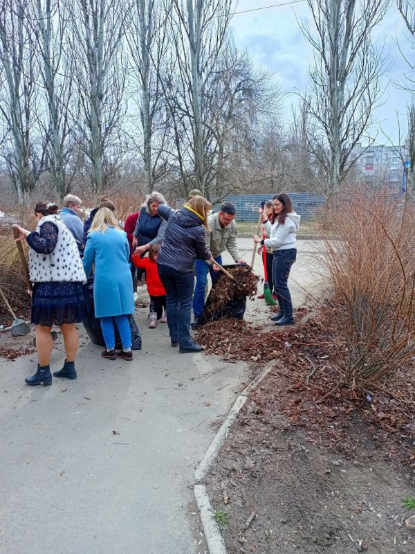 Василий Ткачук: Предприятия, организации, учреждения Калининского района г. Донецка принимают активное участие в уборке территории в рамках проведения двухмесячника по благоустройству и наведению санитарного порядка