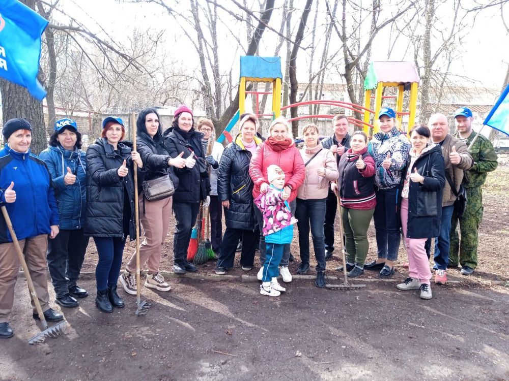 Василий Ткачук: Сегодня, 30 марта, в рамках проведения двухмесячника по благоустройству и неведению санитарного порядка, сотрудники администрации Калининского района провели субботник на придомовой территории по адресу: ул. Краснофлотская, 90