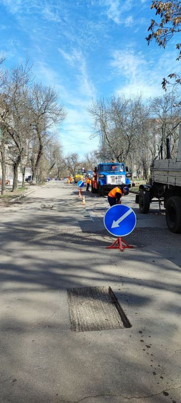 Василий Ткачук: Сегодня, в Калининском районе г. Донецка, сотрудниками МУП АГД "ДОРОЖНОЕ РЕМОНТНО-СТРОИТЕЛЬНОЕ УПРАВЛЕНИЕ" начаты работы по текущему ремонту асфальтового покрытия дорожного полотна по улице Автотранспортников и улице Лабутенко