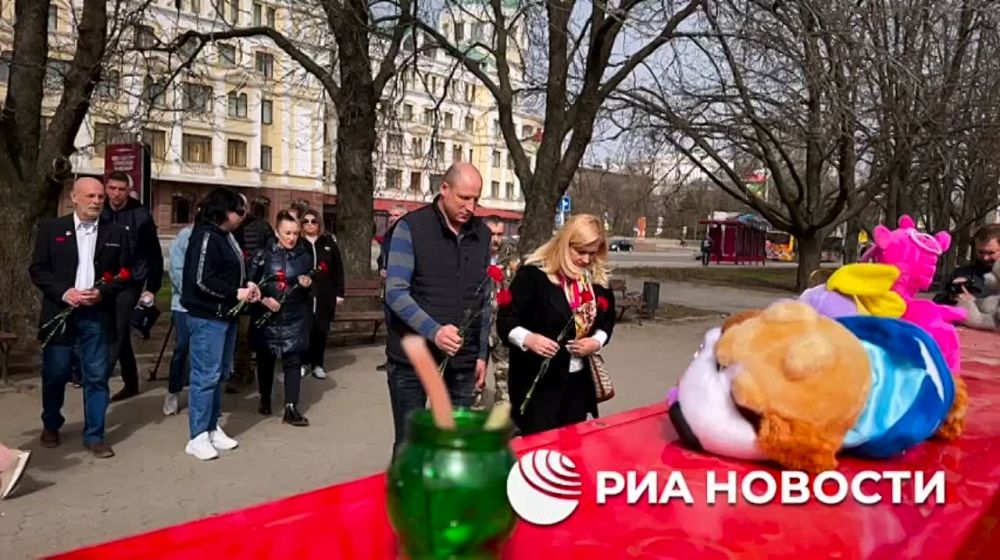 Жители Донецка почтили память военкора Владлена Татарского в годовщину его гибели, возложив цветы к стеле "Россия"