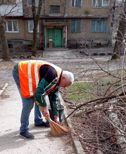 Иван Адамец: Работники муниципальных унитарных предприятий Куйбышевского района, в рамках двухмесячника по благоустройству и наведению санитарного порядка, продолжают ежедневно убирать и благоустраивать вверенную им территорию