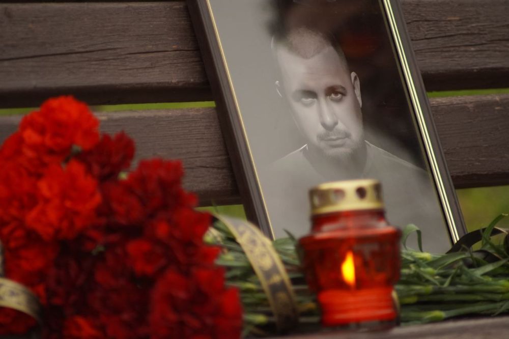 Сегодня на набережной Донецка вместе с Молодежкой ДНР провели акцию памяти Владлена Татарского/ Максима Фомина