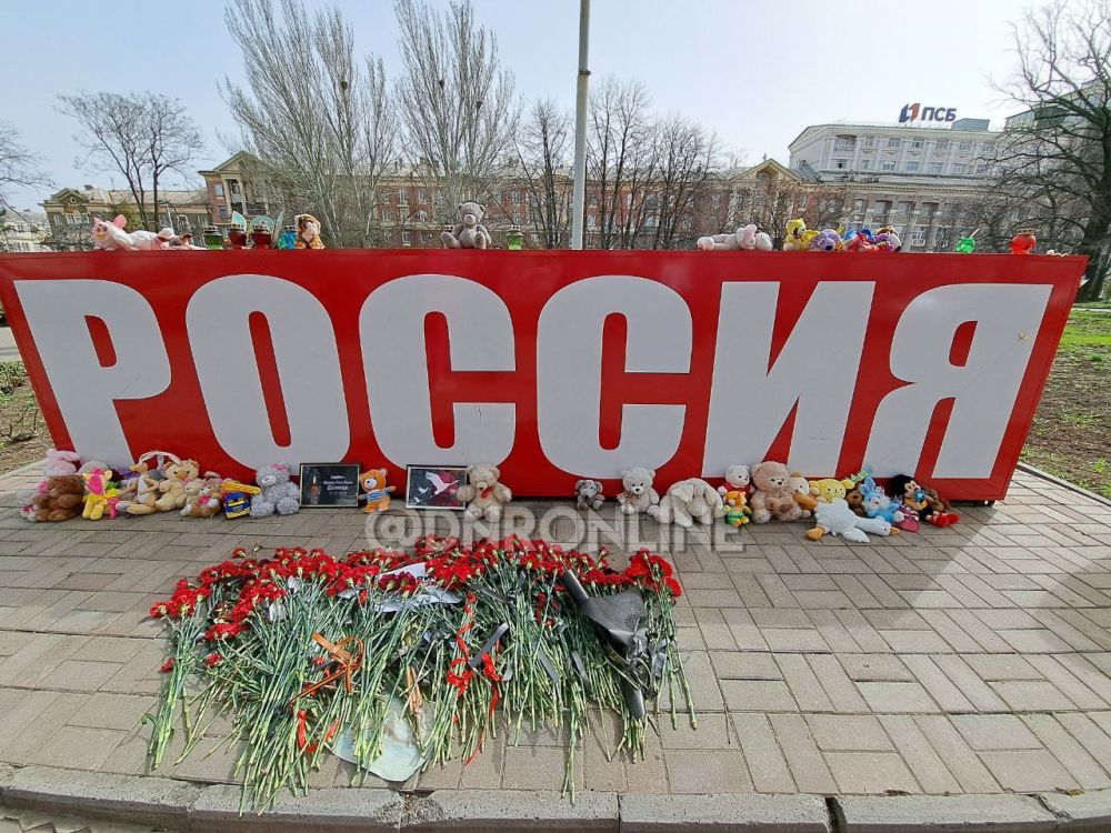 В Донецке почтили память Владлена Татарского, который погиб в результате теракта в Санкт-Петербурге 2 апреля 2023 года