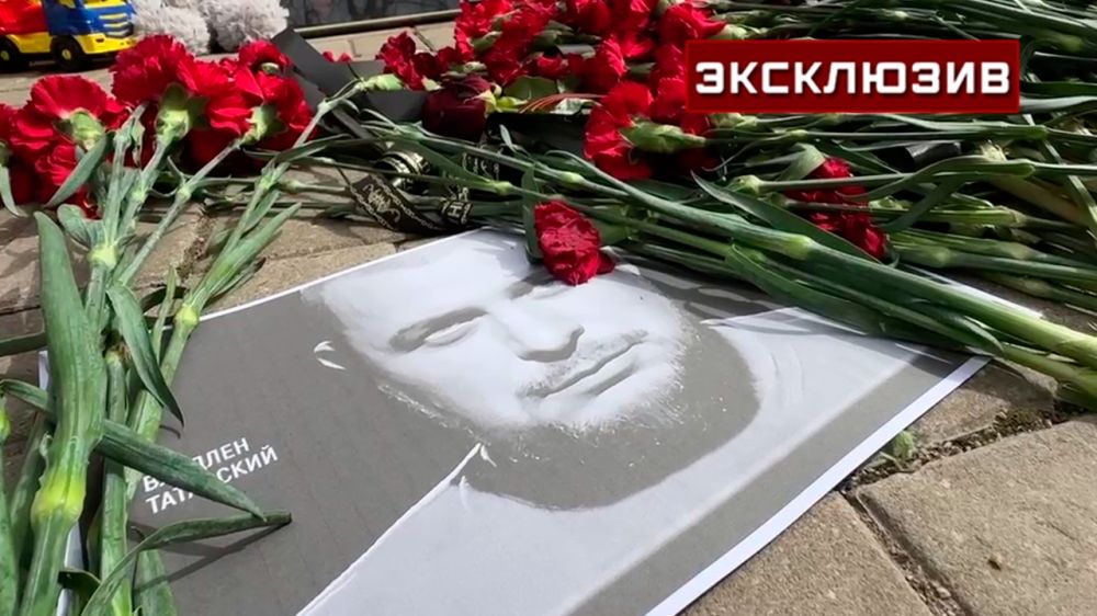 Жители Донецка возложили цветы к портрету военкора Владлена Татарского