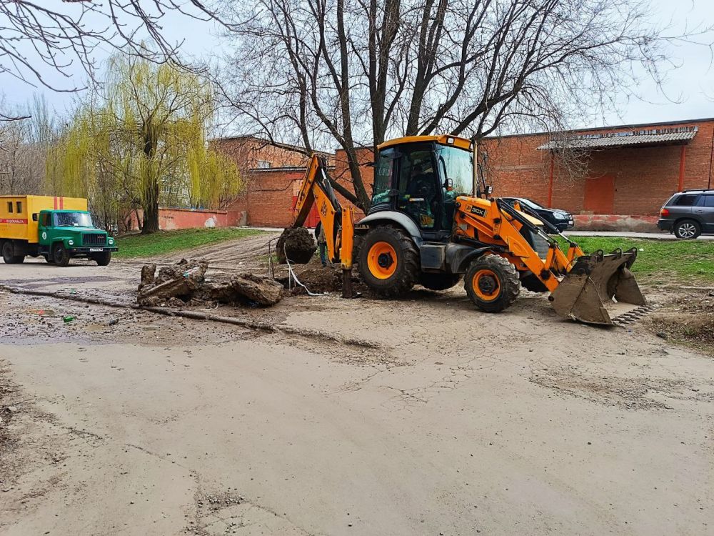 Василий Ткачук: Сегодня силами ВКС № 6 (Калининский район) Филиала "Донецкое ПУВКХ" ГУП ДНР "Вода Донбасса" выполнены работы по ликвидации утечки на водопроводе д=150 мм по адресу: пр.Ильича, 40