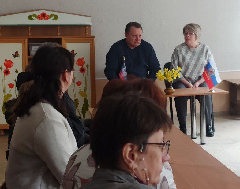 Сегодня, 3 апреля, глава администрации Киевского района Валентин Левченко провел встречу с трудовым коллективом МБДОУ «Ясли-сад компенсирующего типа для детей с нарушением зрения № 324 г. Донецка»