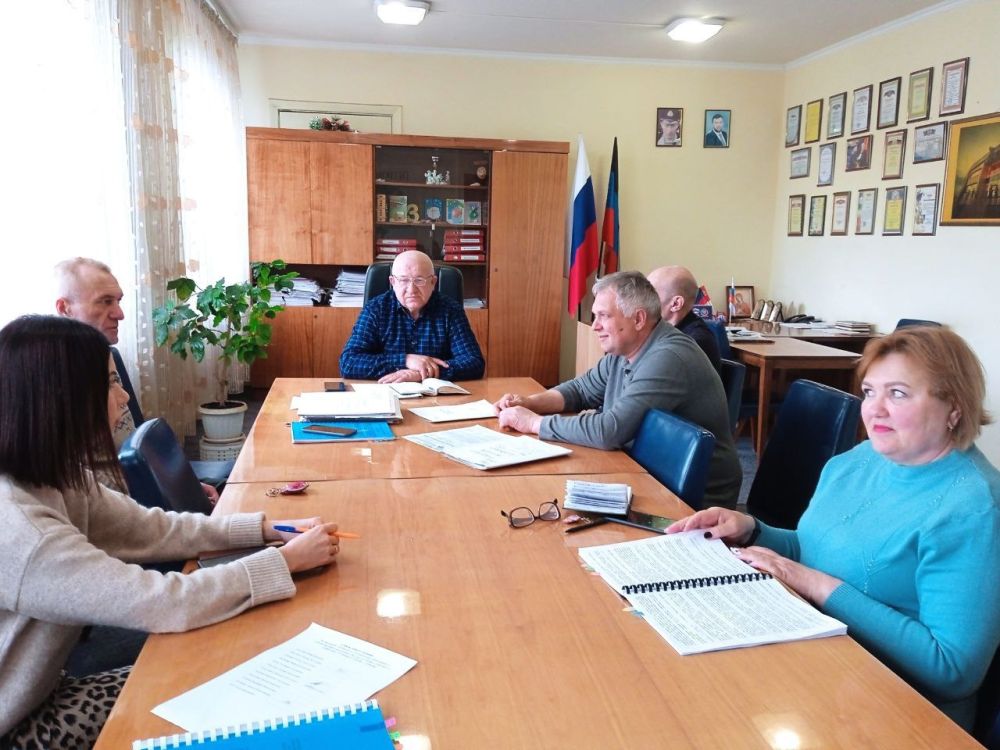 Наталья Бегуненко: Первый заместитель главы администрации Петровского района г. Донецка Плахутин Юрий Иванович, провёл комиссию по установлению причиненного ущерба жилым помещениям в результате боевых действий на территории Петровского района г. Донецка