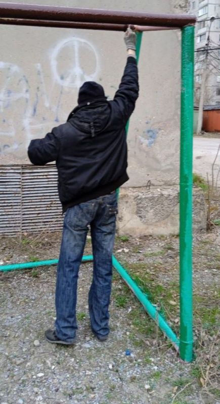 Иван Адамец: Силами управляющей компании Куйбышевского района, в рамках двухмесячника по благоустройству и наведению санитарного порядка, были проведены работы по окраски детской площадки и уборке придомовых территорий