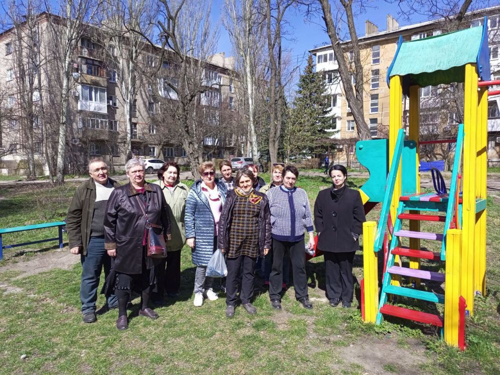 Василий Ткачук: Сегодня, в рамках двухмесячника по благоустройству, сотрудники администрации Калининского района г. Донецка провели "Чистый четверг" на придомовой территории по адресу бульвар Шевченко д. 77